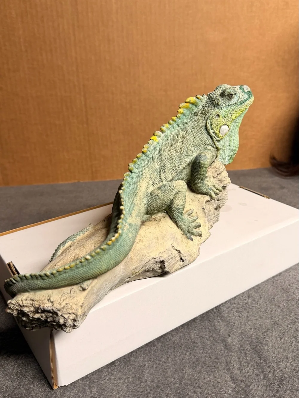 Lifelike United Designs Animal Classics Green Iguana Resin Statue